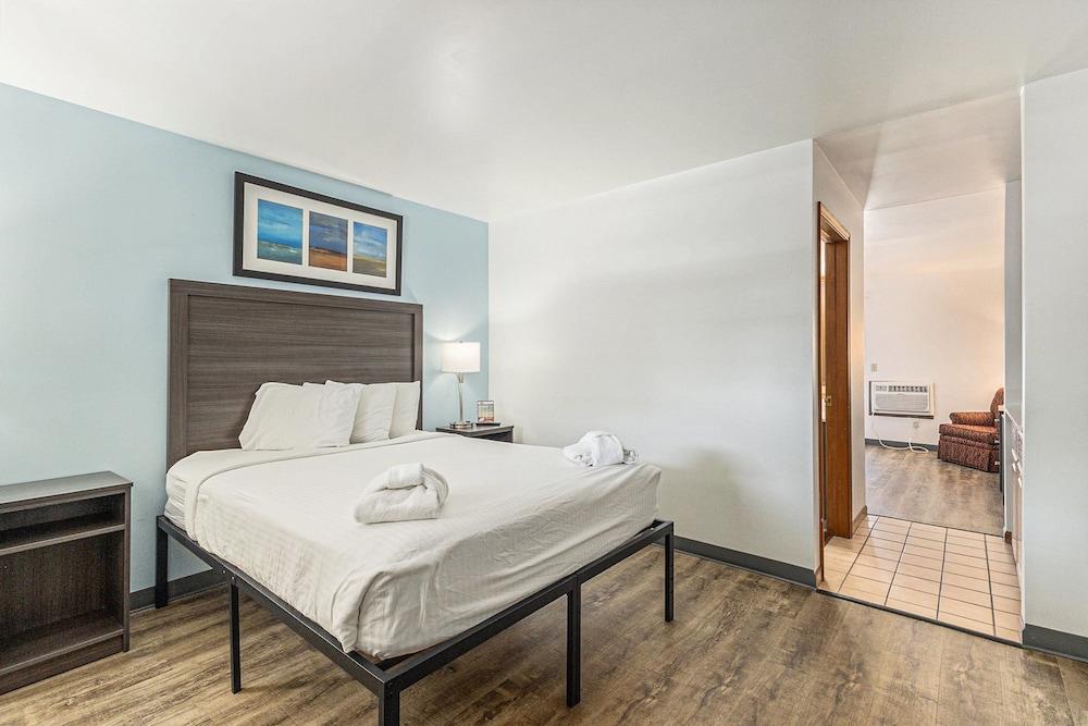 Snyder's Shoreline Inn