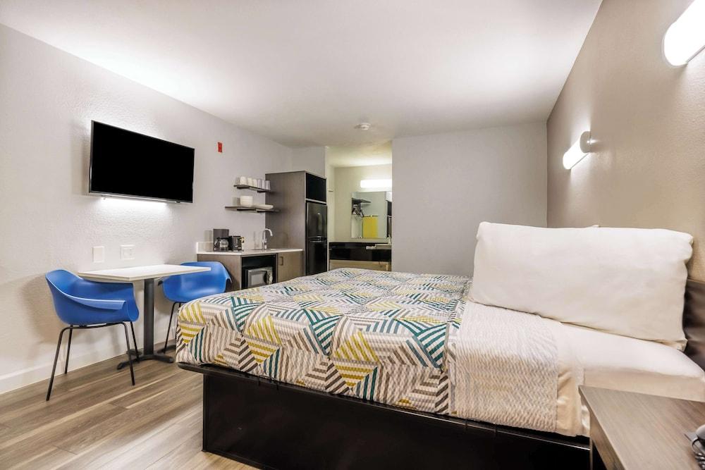 Studio 6 Fort Worth, TX -Stockyards East