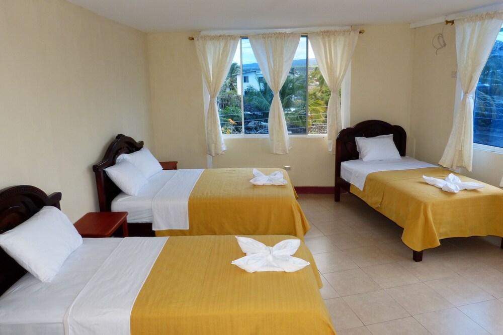 Gloria - Galápagos Inn