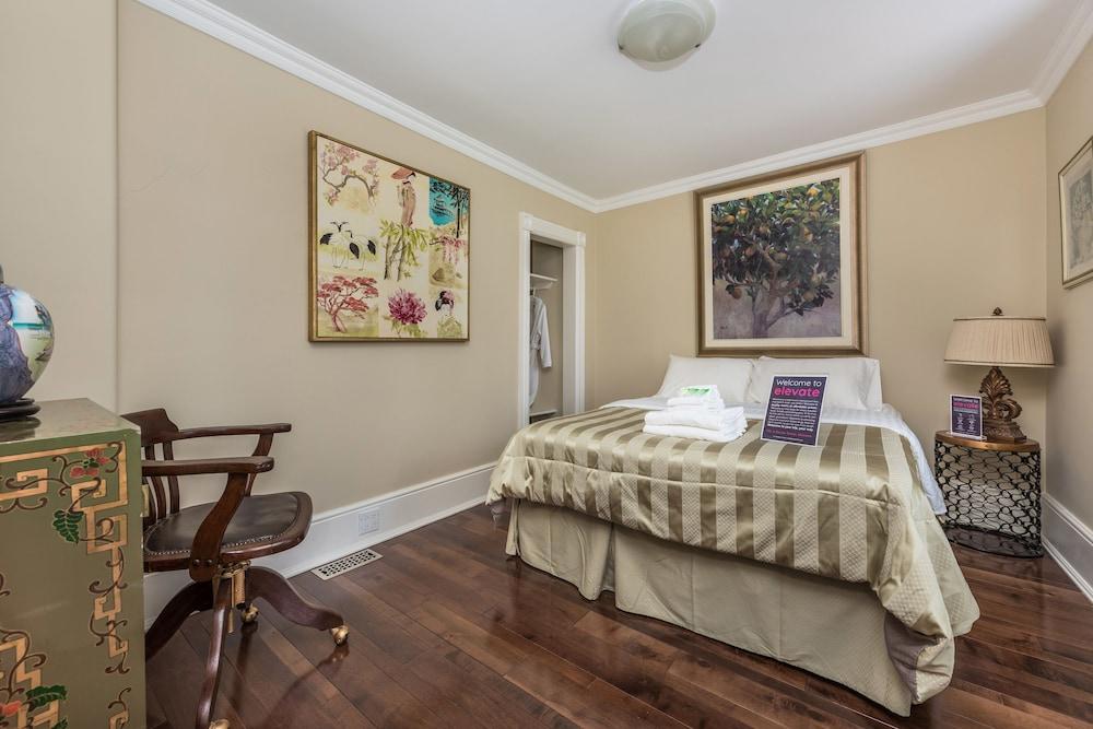 CastleView Inn by Elevate Rooms