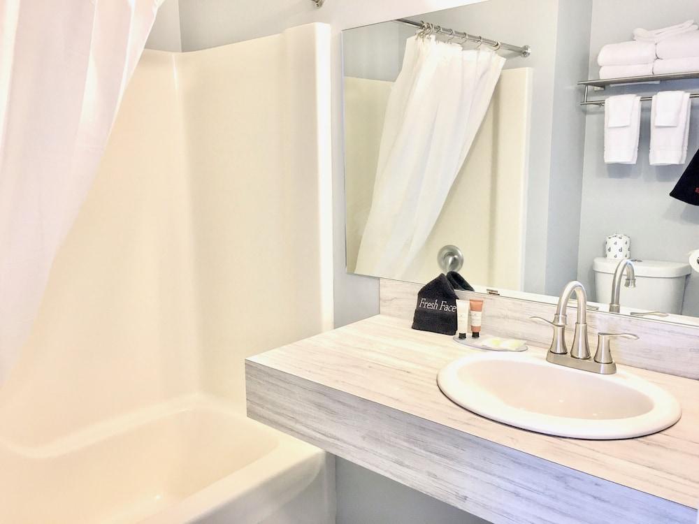 Empire Lakeshore Inn