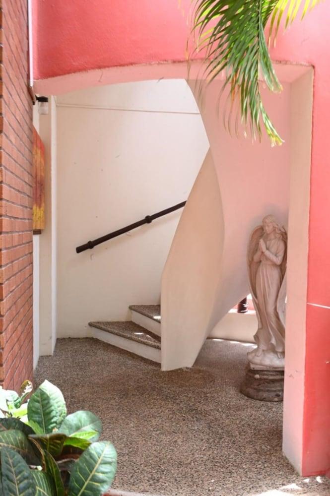 Hotel y Suites Los Encantos