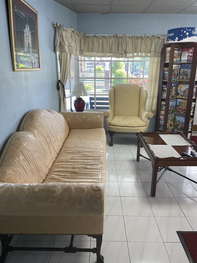 Budget Host Three Crowns Motor Lodge