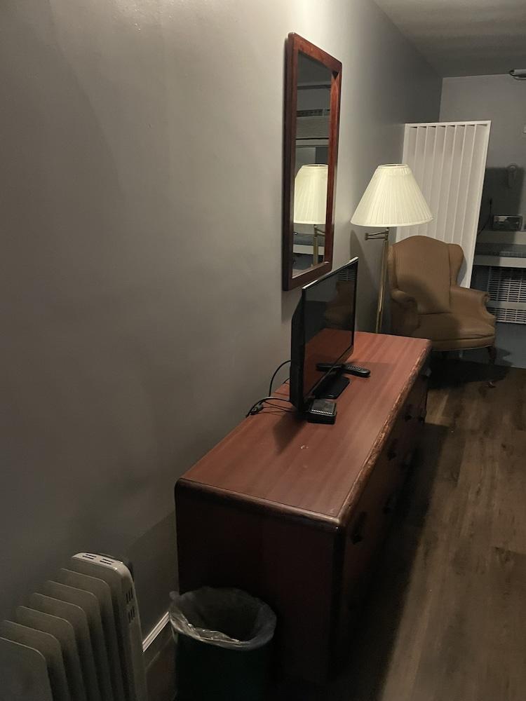 Budget Host Three Crowns Motor Lodge