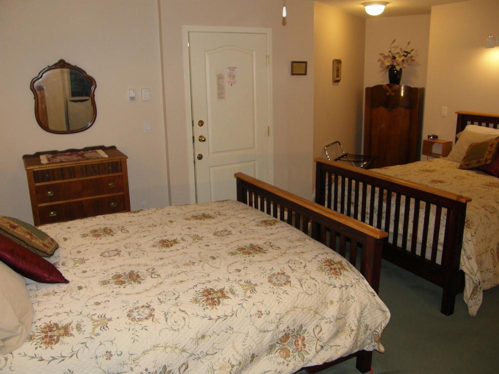 Cedar Wood Lodge B&B