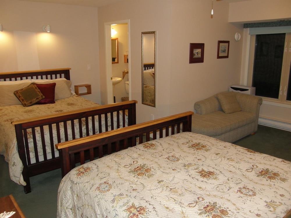 Cedar Wood Lodge B&B