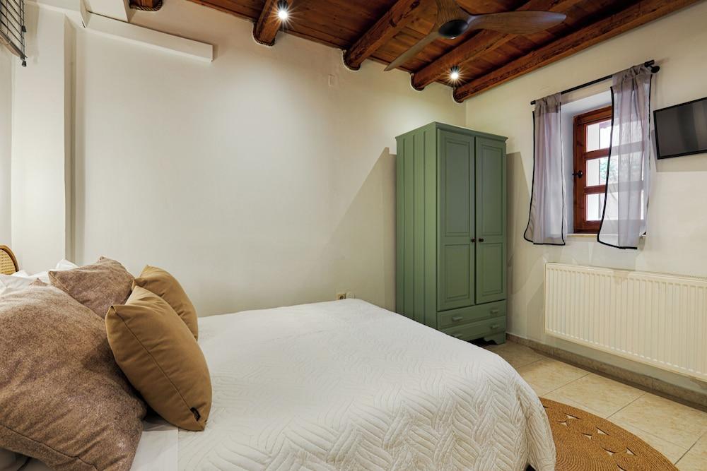 Petronikolis Traditional House