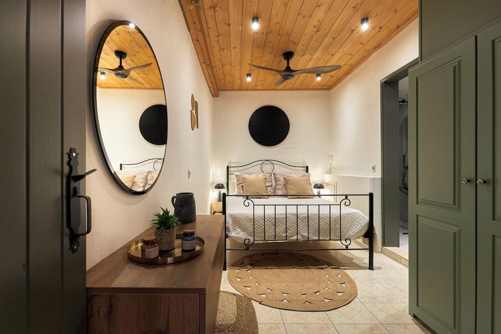 Petronikolis Traditional House