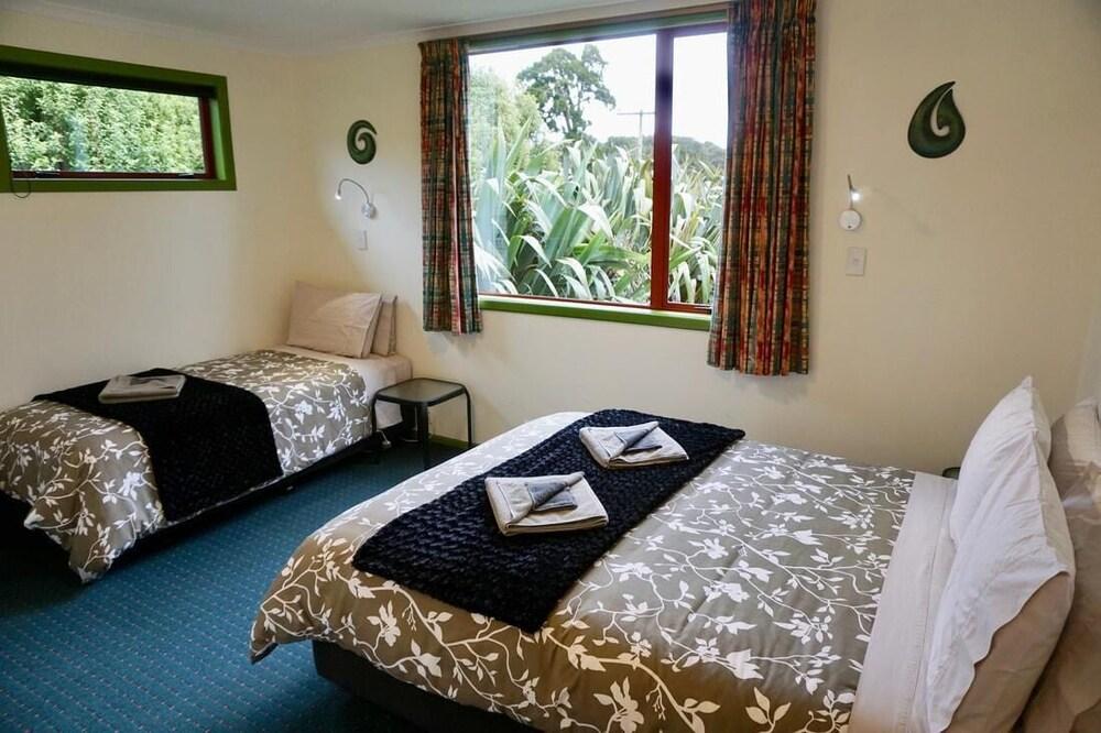 Whistling Frog Cafe & Accommodation