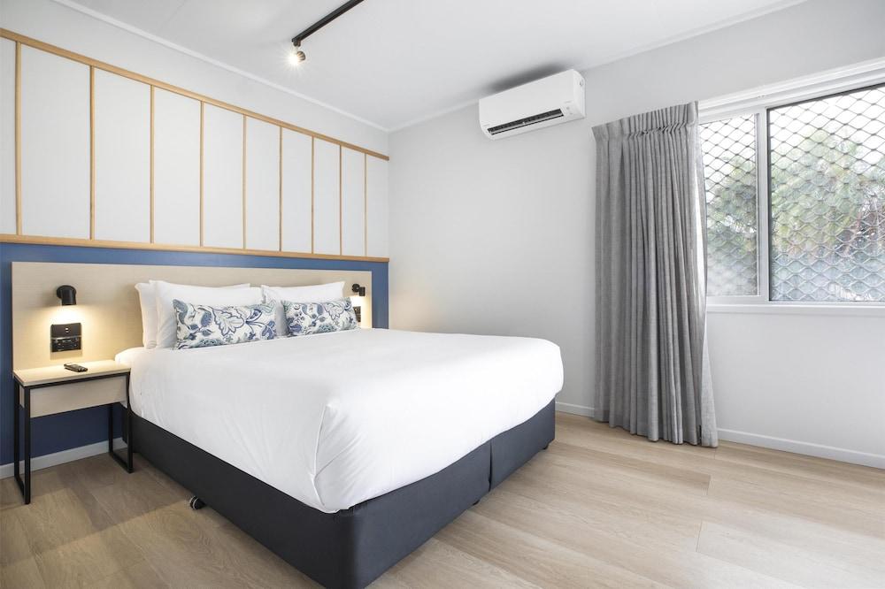 Nightcap at Queens Beach Hotel