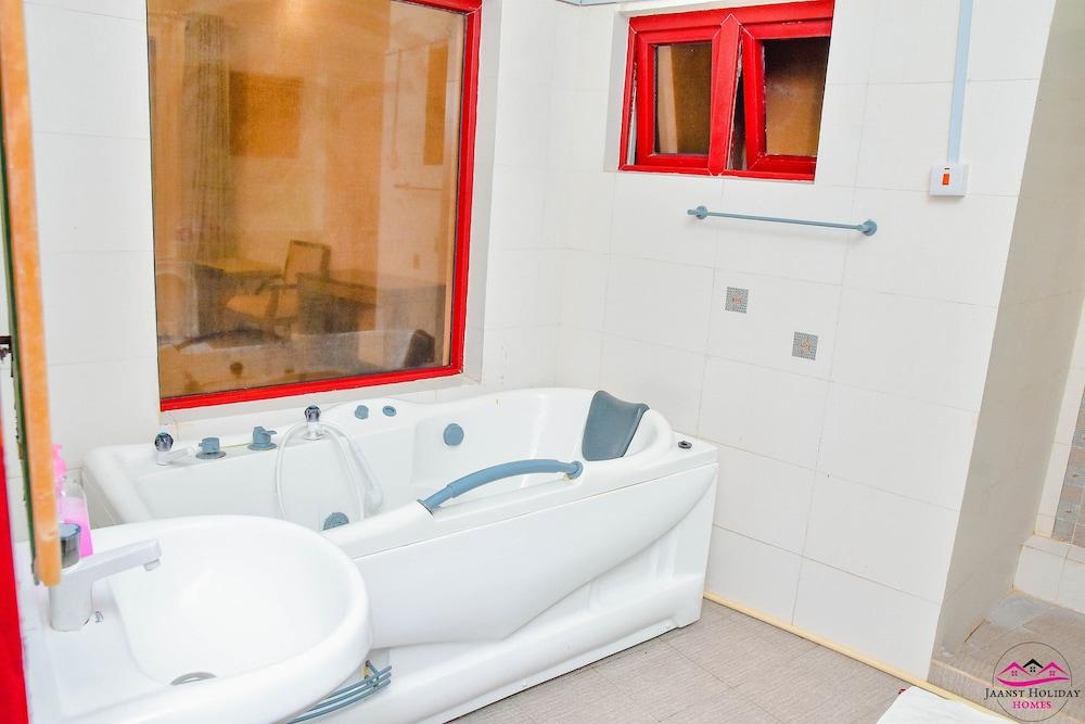 Cool Breeze Beachfront Apartments