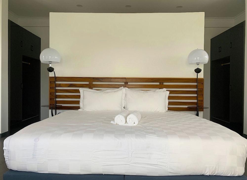 Lake Side Deluxe Villa