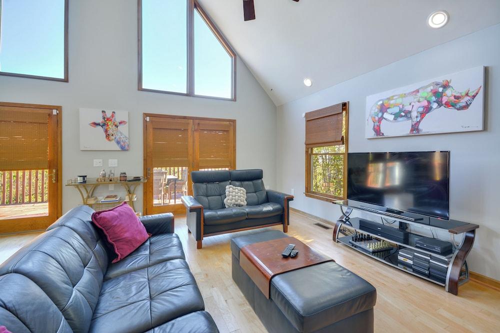 Mountain-view Blue Ridge Cabin Getaway w/ Fire Pit