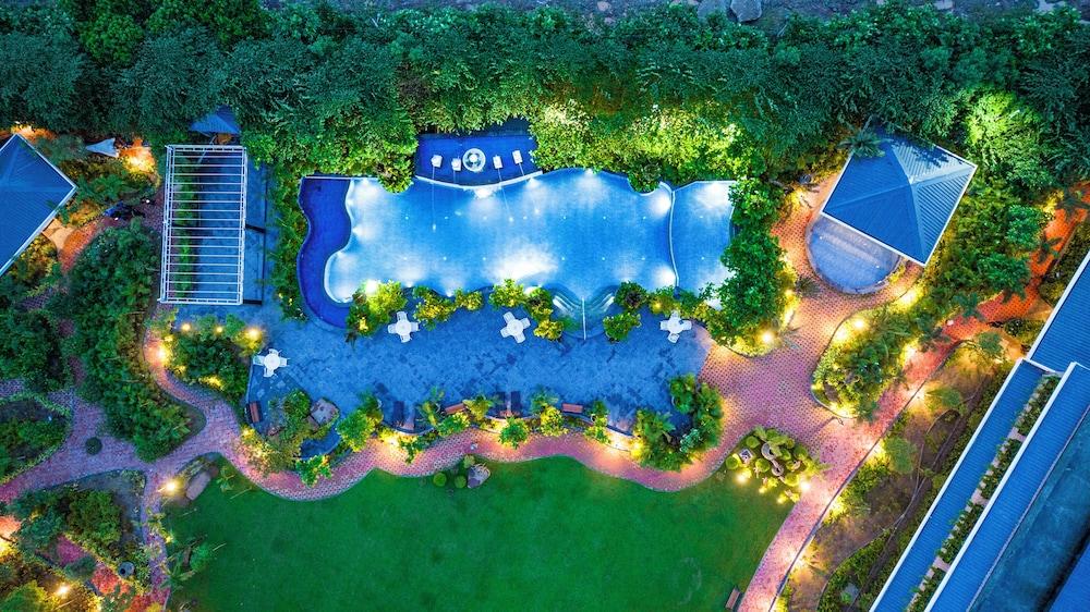 Mayfair Oasis Resort & Convention