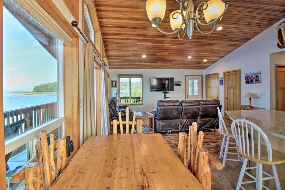 Waterfront Apt w/ Mtn View, Walk Into Town!