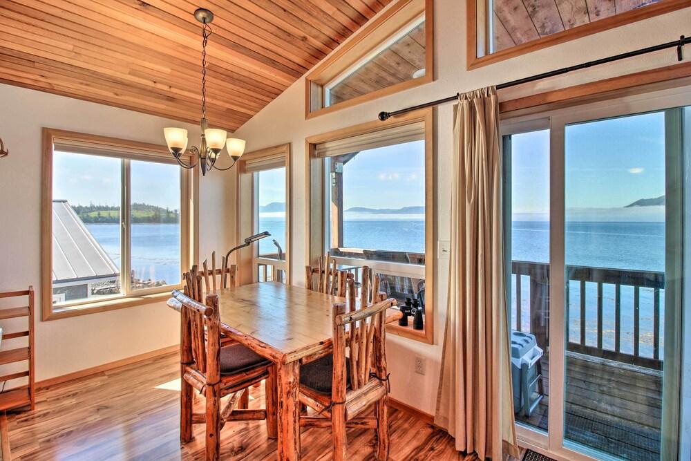 Waterfront Apt w/ Mtn View, Walk Into Town!