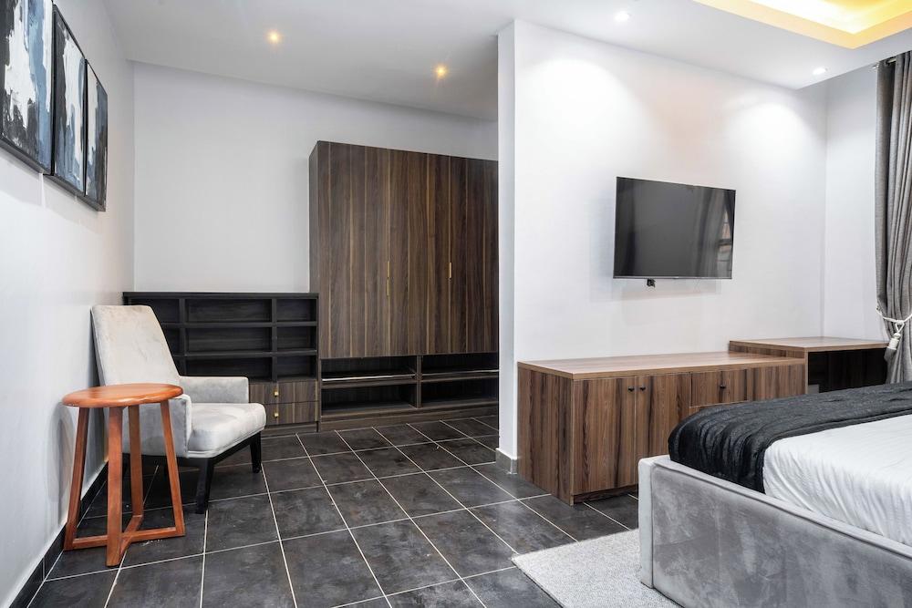 The Azaria Hotel & Apartment