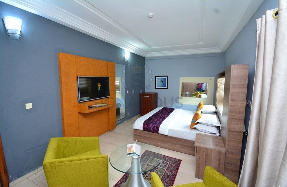 Signatious Hotel and Suites