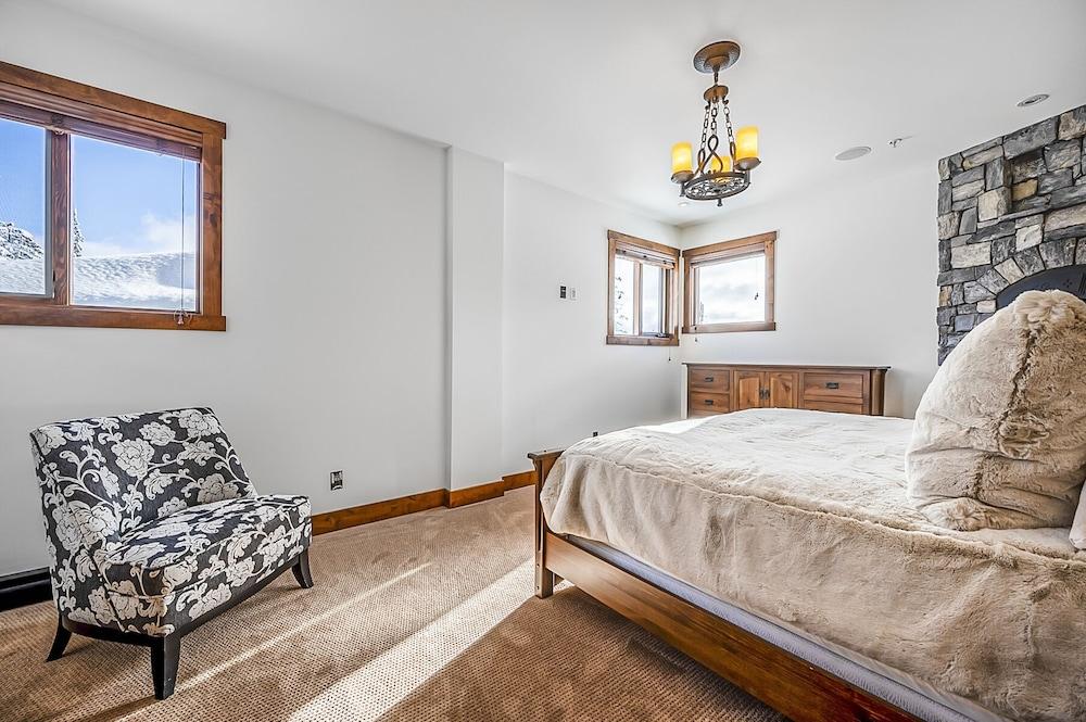 Inuksuk Lodge 4800 sq ft of Excellence