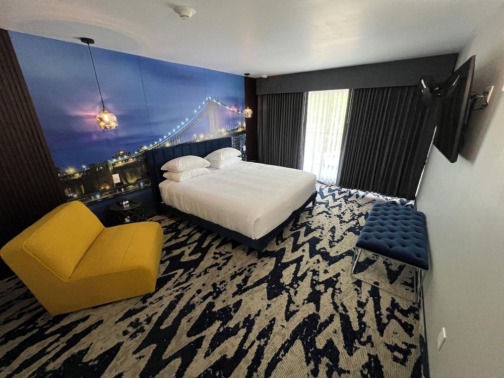 Lighthouse Inn & Suites