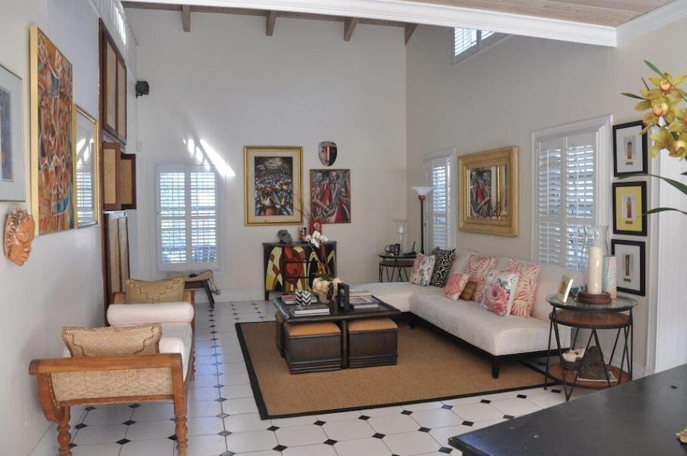 Buttonwood Bliss: Lux Condo With Amenities