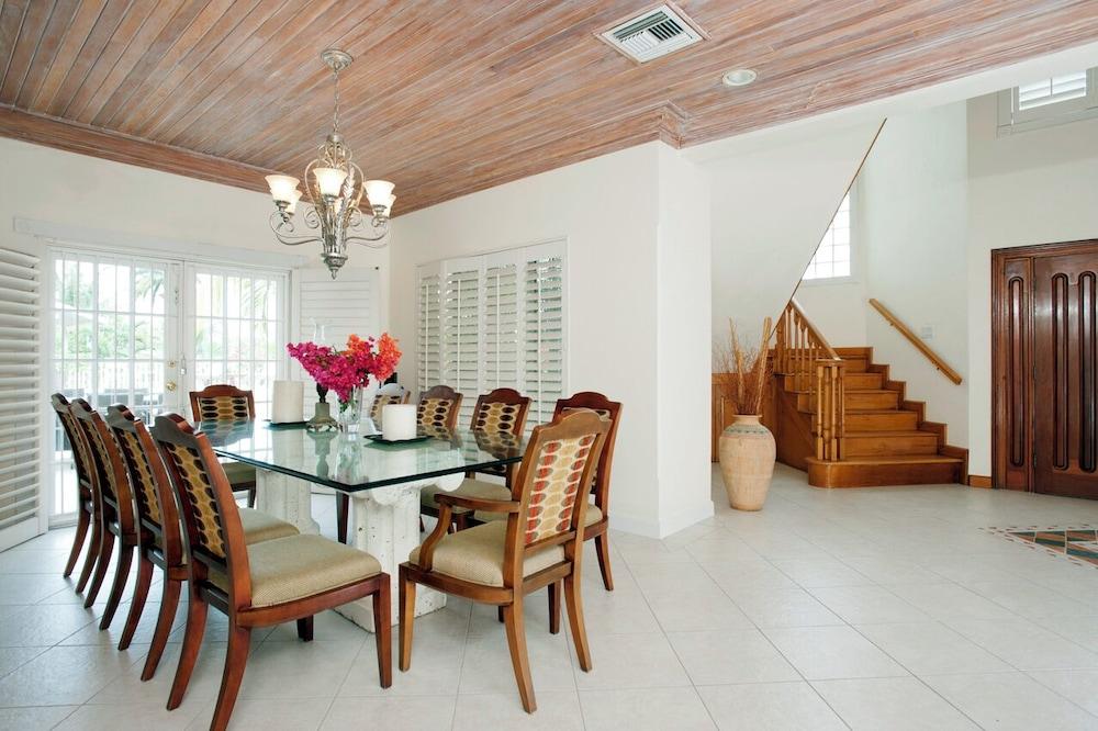 Buttonwood Bliss: Lux Condo With Amenities