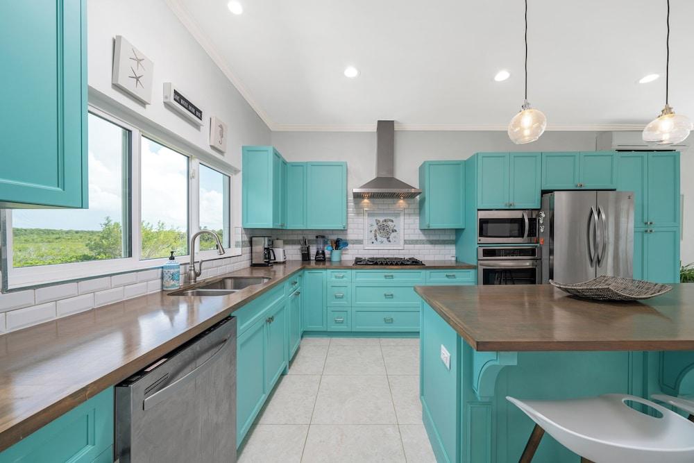 Seaside Escape: Luxurious Coastal Retreat