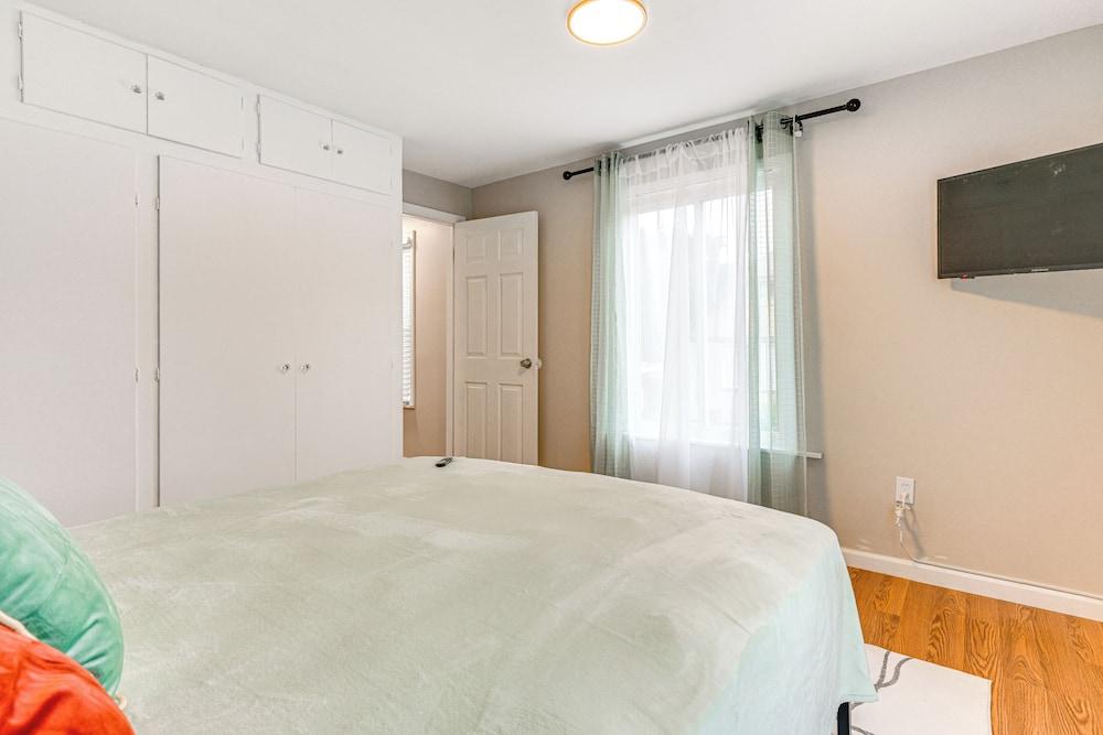 ~ 2 Mi to Downtown: Bright Apt in Lansing!