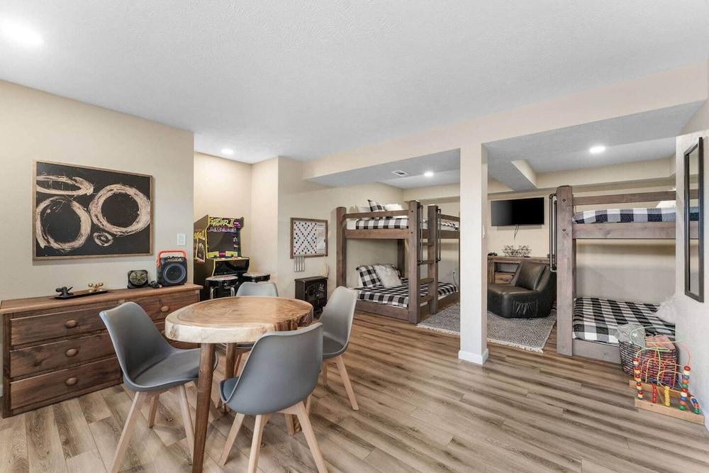 Hot Tub-Firepit-Bunkroom near Crick