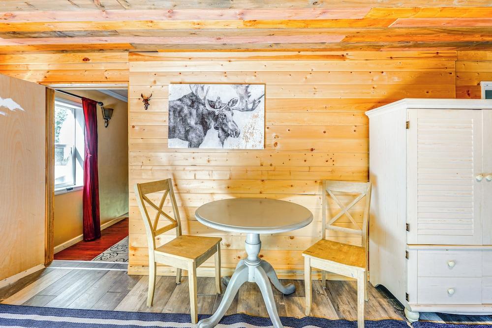 Delta Junction Retreat w/ Northern Lights Cabin!