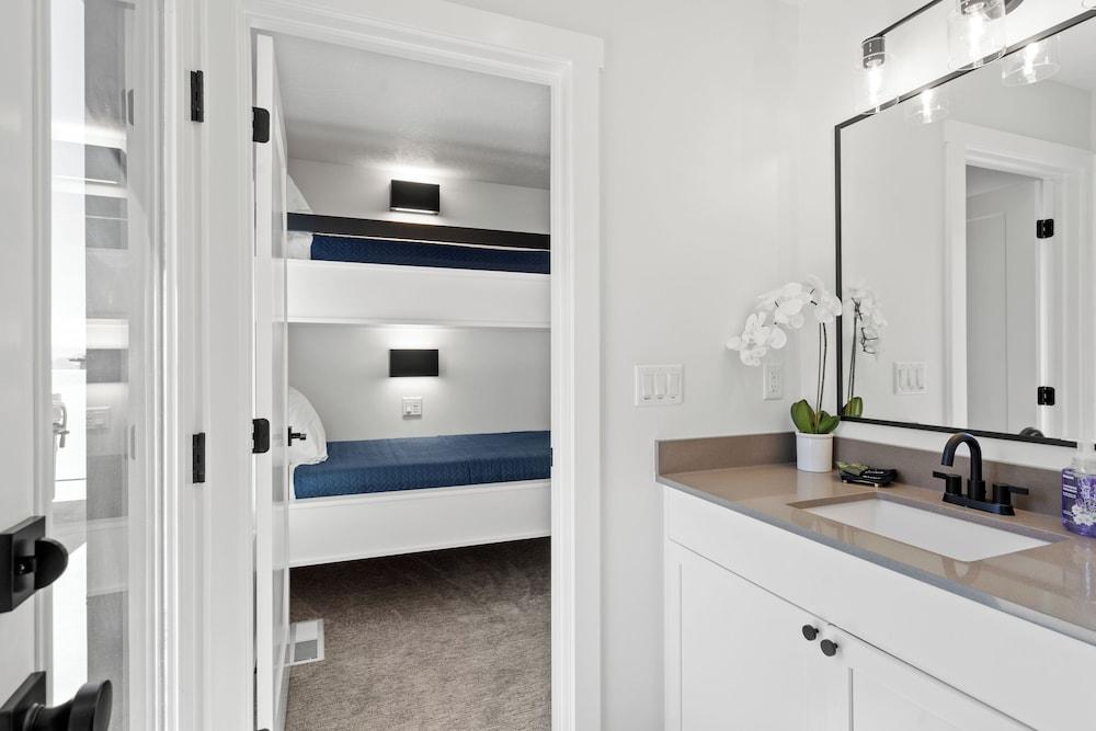 Touch of Class Stunning 5 Bdr!