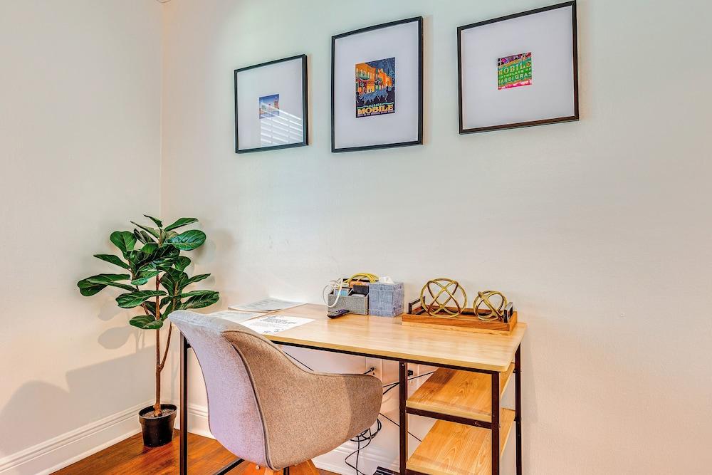 Pet-friendly Mobile Condo ~ 4 Mi to Downtown!