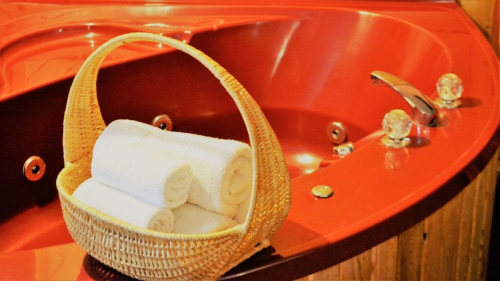 Knights Inn Colonial Fireside Inn