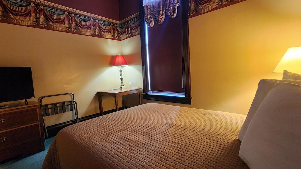 Historic Iron Horse Inn