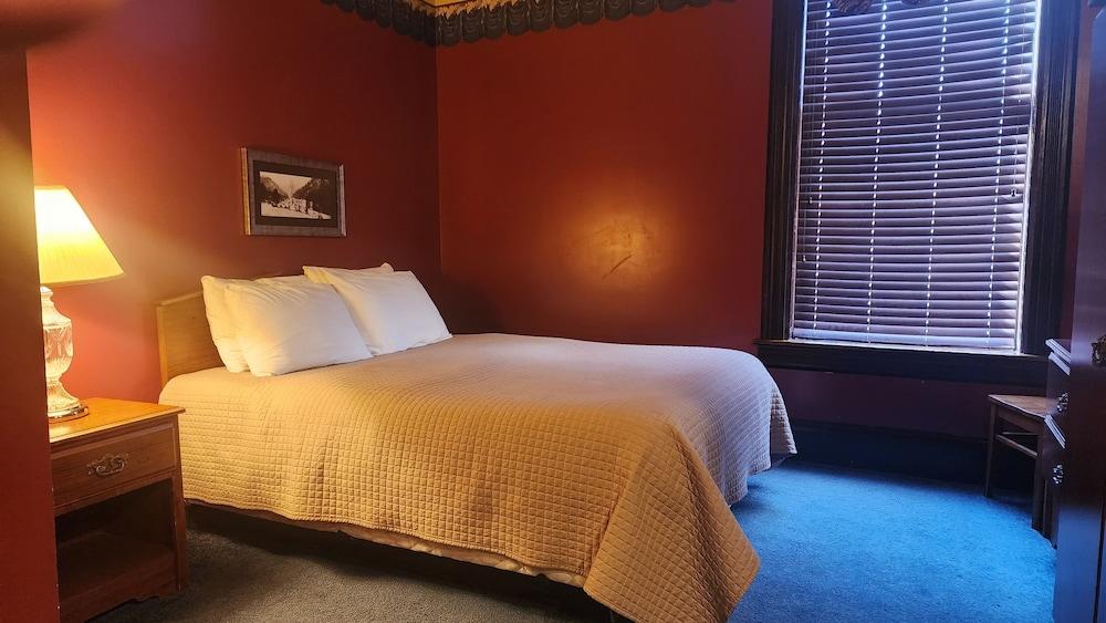 Historic Iron Horse Inn