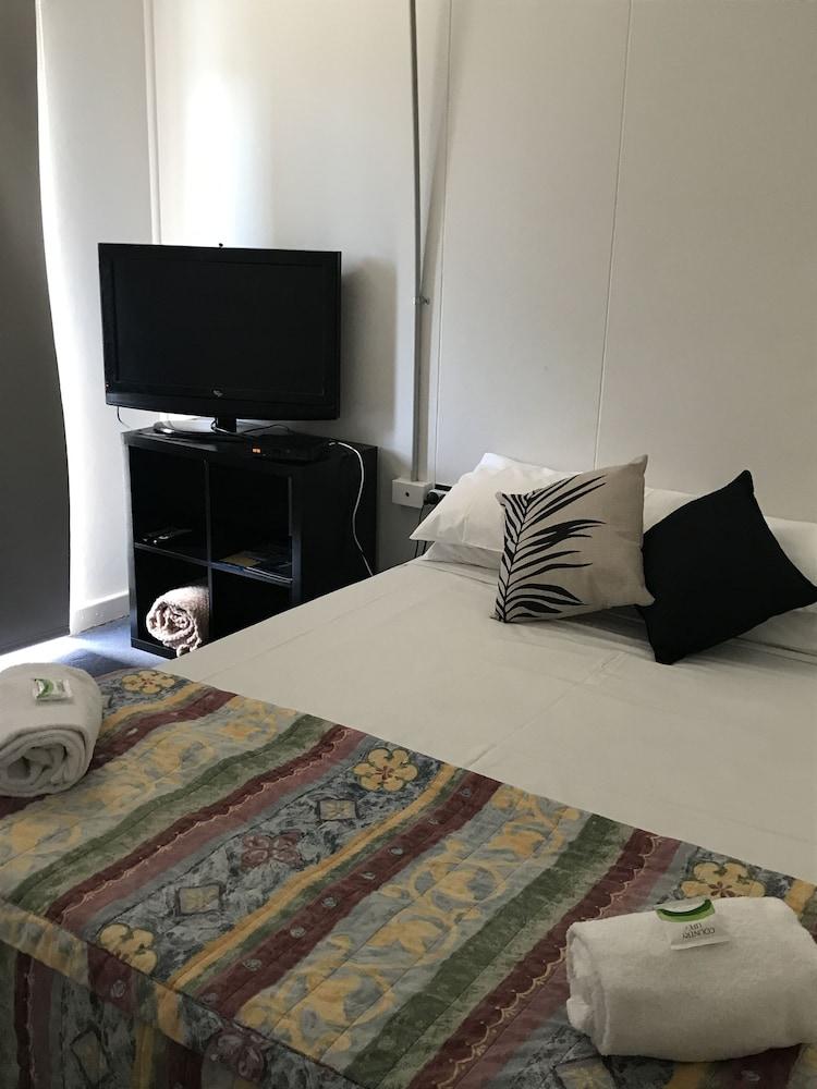 Tin Can Bay Budget Accommodation - Hostel