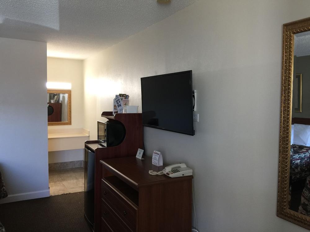 Red Carpet Inn & Suites