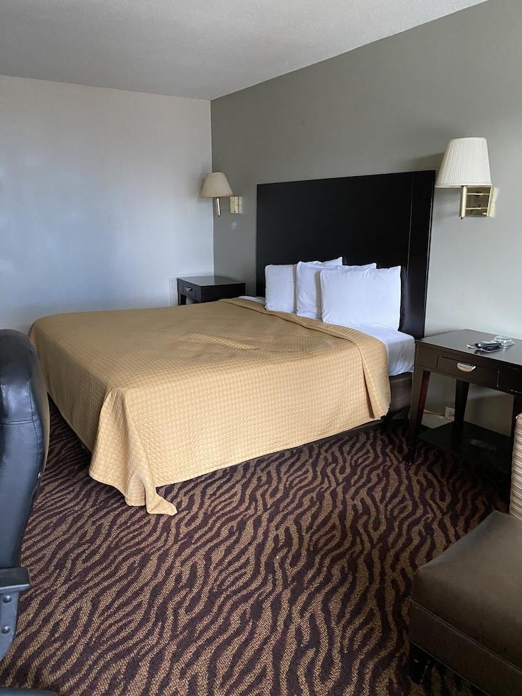 Red Carpet Inn & Suites