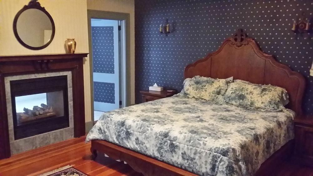 Chestnut Charm Bed & Breakfast