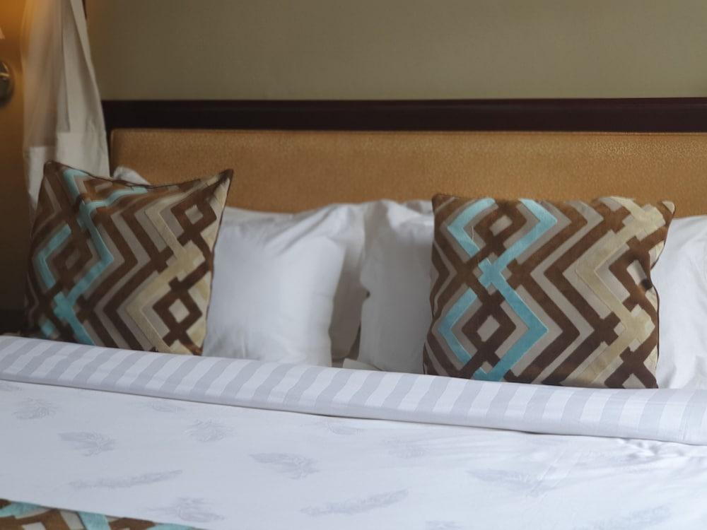 Serendib Suites & Conference Center