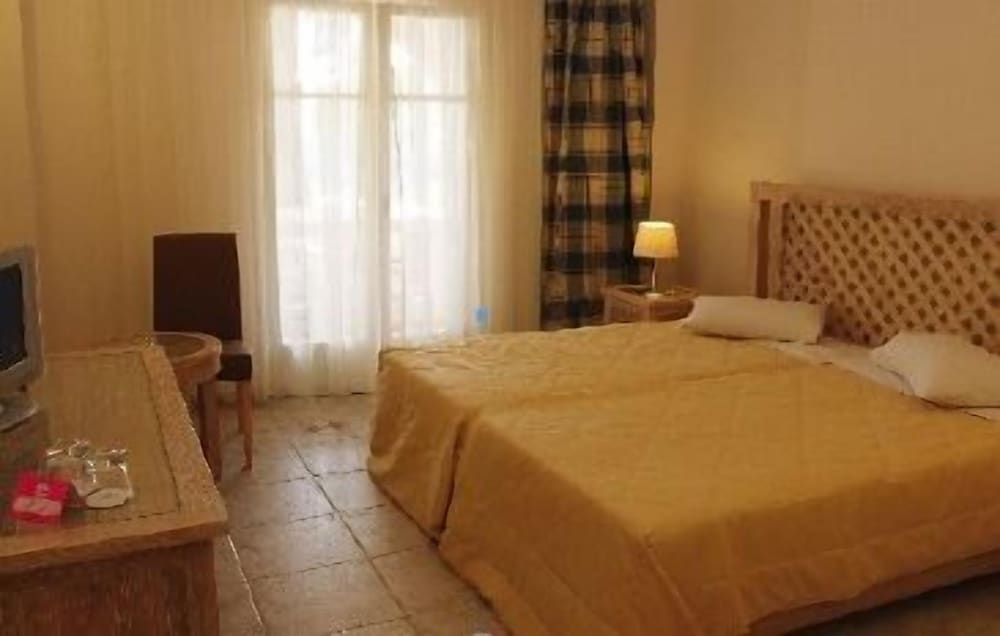 Alonissos Beach Bungalows & Suites Hotel