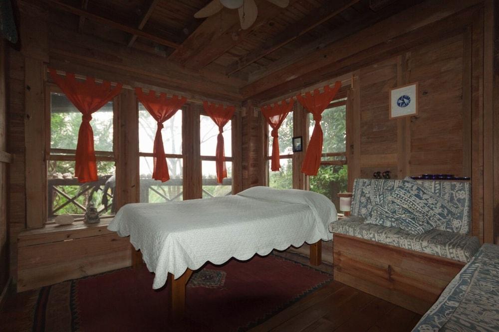 Roatan Bed & Breakfast Apartments