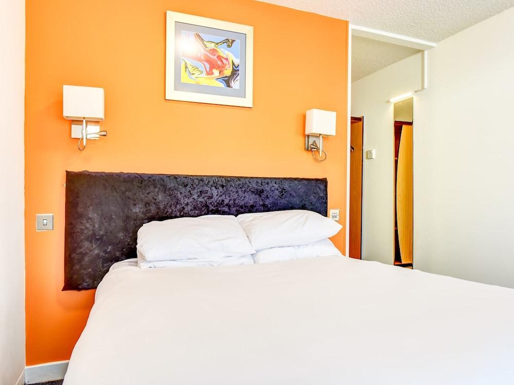 OYO The Hotel Rafiya, Redditch