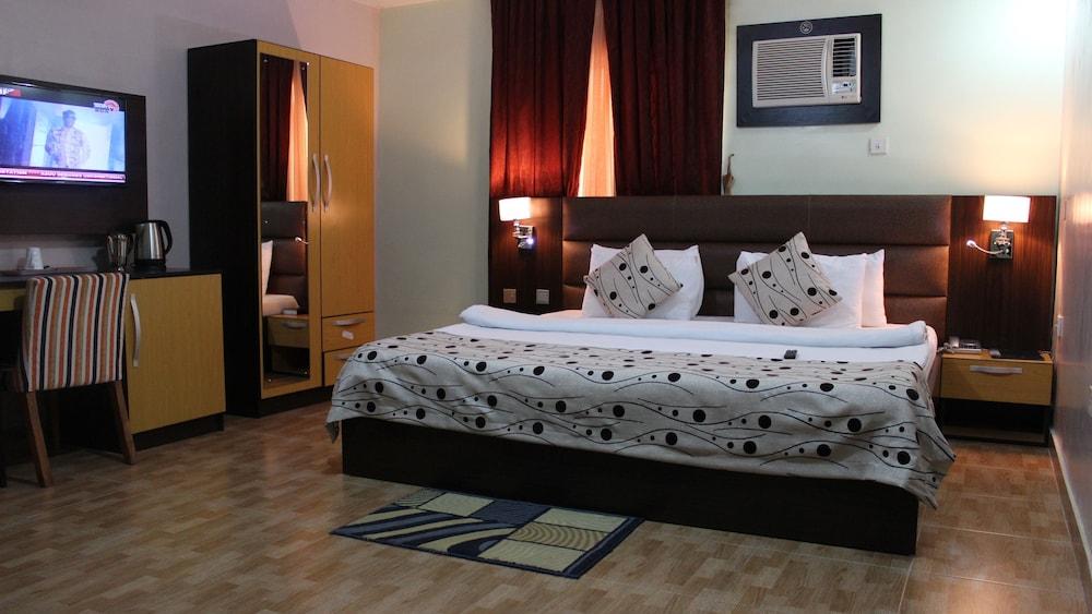 Downtown Royal Hotel