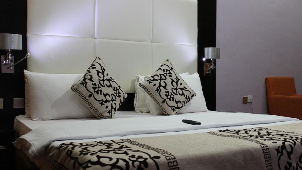 Downtown Royal Hotel