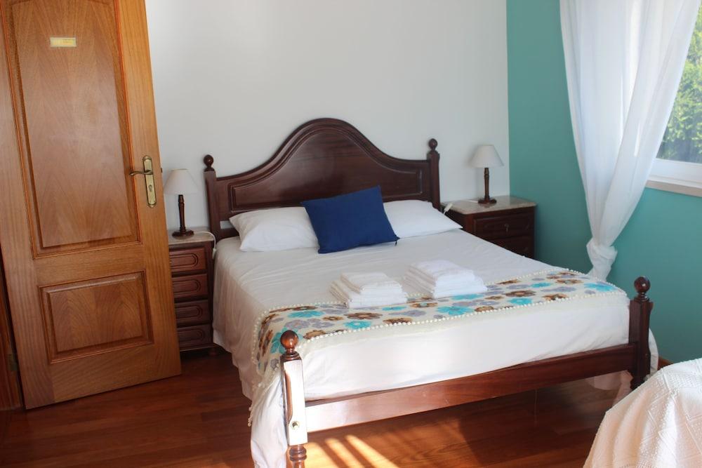 Ericeira Chill Hill Hostel & Private Rooms