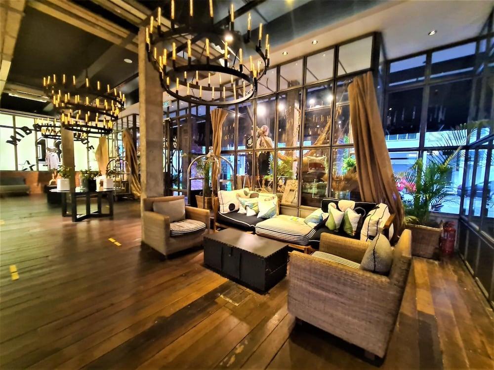 M Boutique Station 18