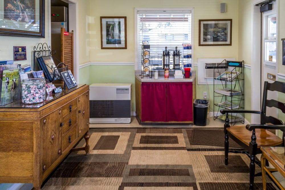 Green Gables Motel & Suites