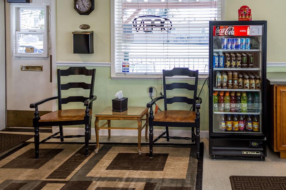 Green Gables Motel & Suites