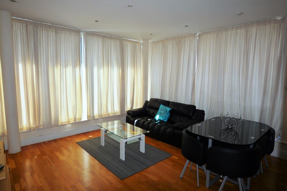 Zen Apartments - Docklands